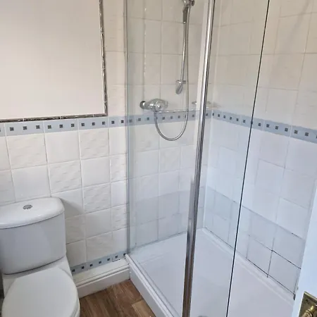 Lovely Spacious 2 In Shared House - Homestay